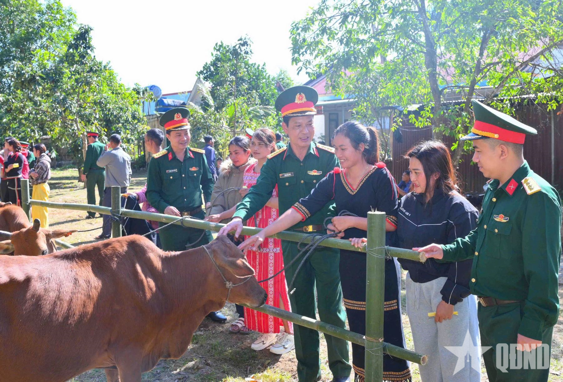 Đoàn Kinh tế - Quốc phòng 732 (Binh đoàn 15) đồng hành cùng nhân dân Sa Loong phát triển sinh kế, chăm lo giáo dục